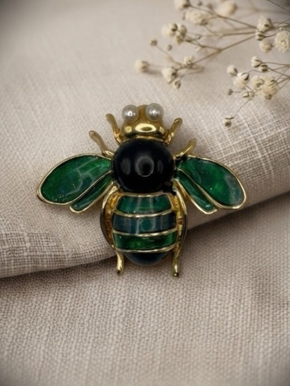 Vintage-Style Emerald Green Enamel Bumble Bee Brooch – Gold Tone & Faux Pearl